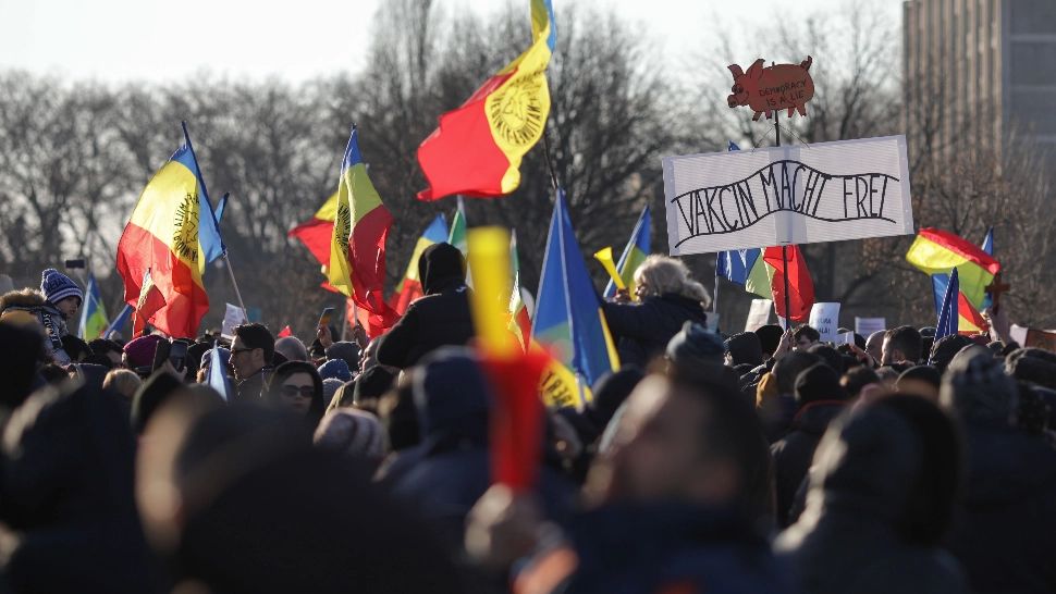 GALERIE FOTO. Protest anti-vaccin la Palatul Parlamentului! Organizatorul manifestației a fost amendat