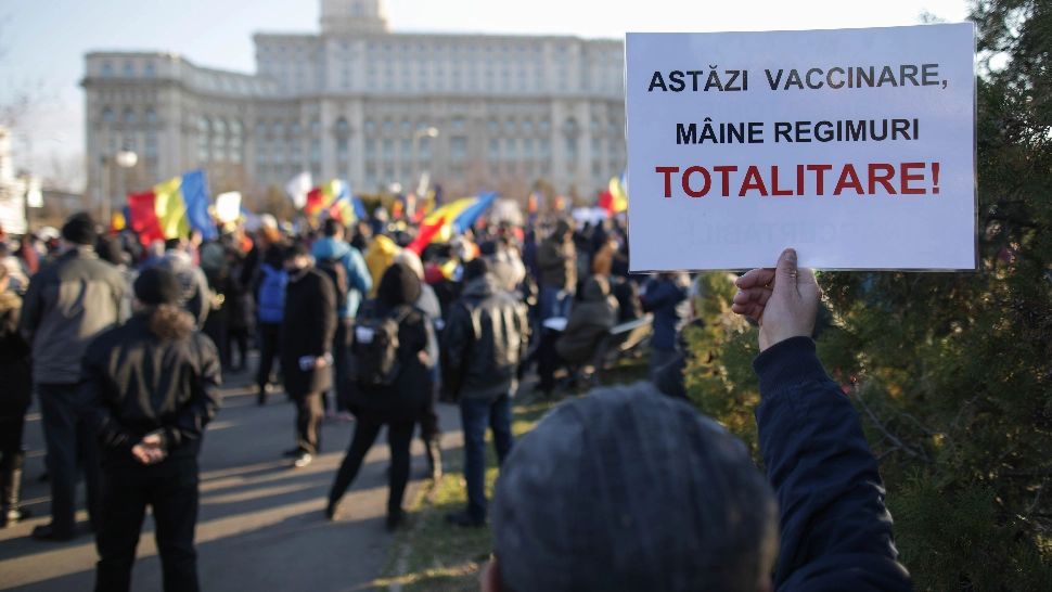 Protest față de restricții în Capitală! Zeci de oameni au ieșit în stradă și refuză să poarte mască de protecție