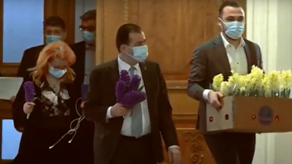VIDEO Scene inedite în Parlamentul: Ludovic Orban și alți colegi de partid au oferit flori de 1 Martie