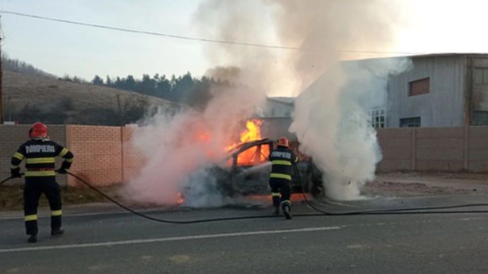 Mașină cuprinsă de flăcări, în timp ce se afla în trafic. Autoturismul, distrus în totalitate