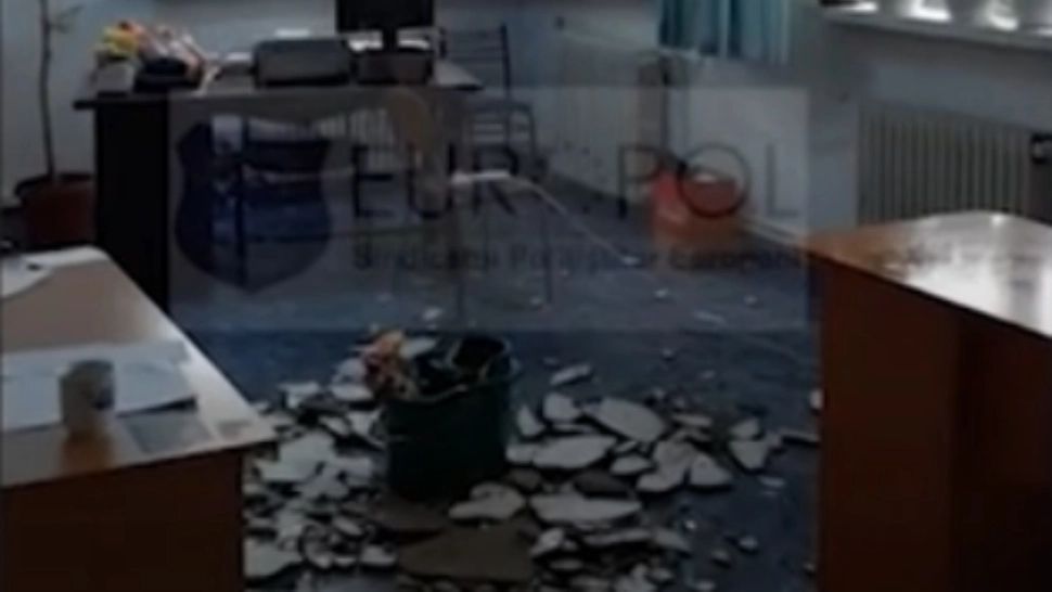 VIDEO La un pas de tragedie - Tavanul unui secții de Poliție din Botoșani s-a prăbușit. Reacția Europol