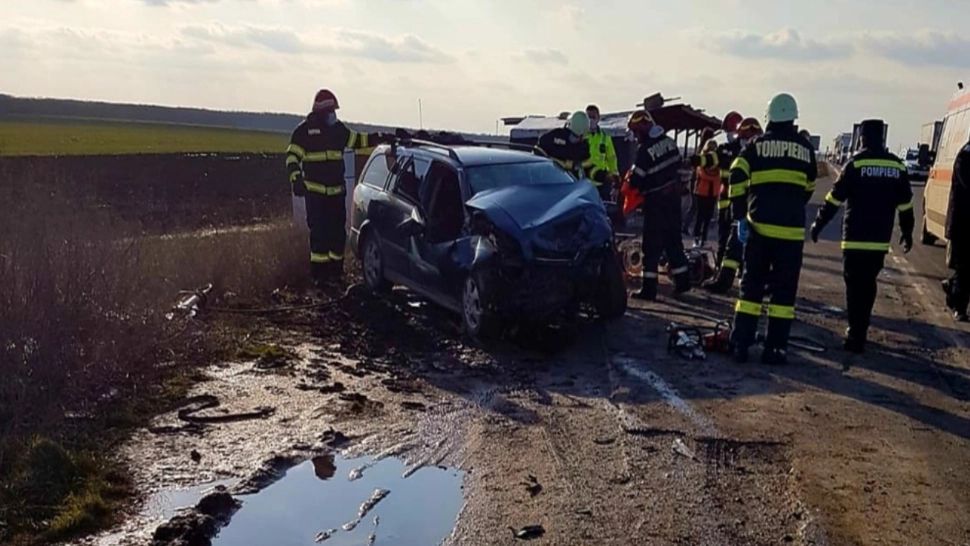 Impact frontal între două autoturisme pe DN2: patru răniți