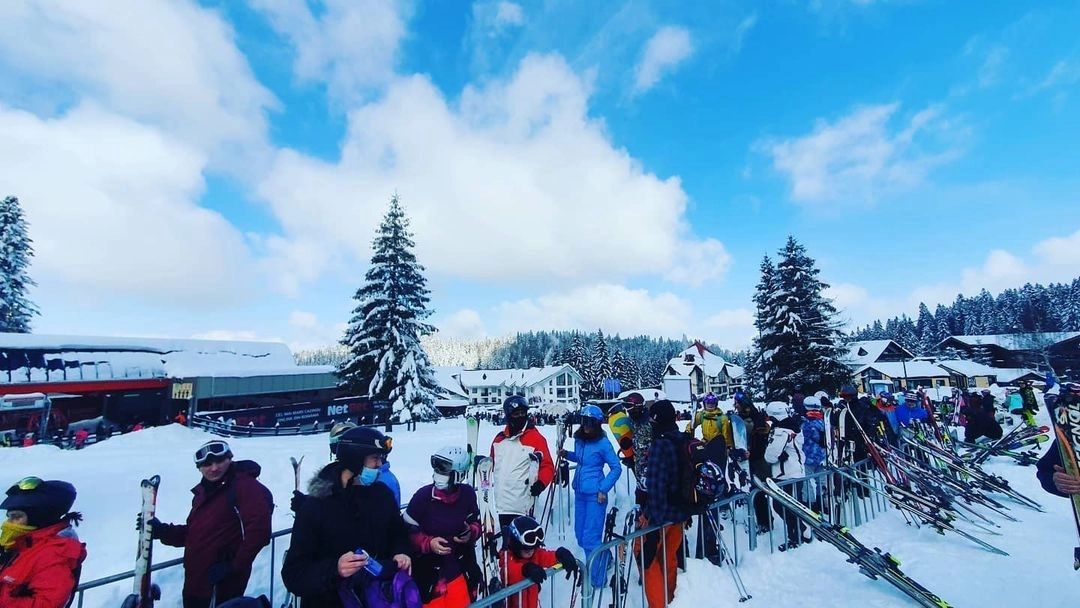 Aglomerație de nedescris pe pârtiile din județul Brașov. Măsurile de protecție, IGNORATE