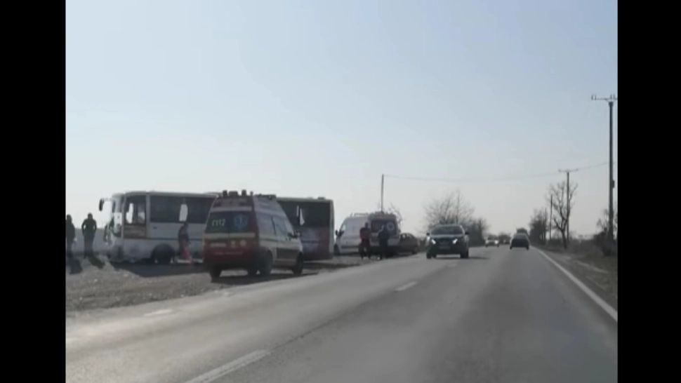 VIDEO Autobuz cu 25 de pasageri, implicat într-o coliziune cu un autoturism în care se afla și un bebeluș de 6 luni