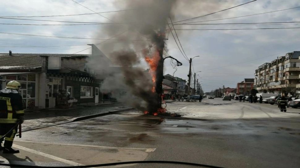 Un stâlp de electricitate din Băileşti, Dolj, a ars ca o torță. Ce spun reprezentanții ISU