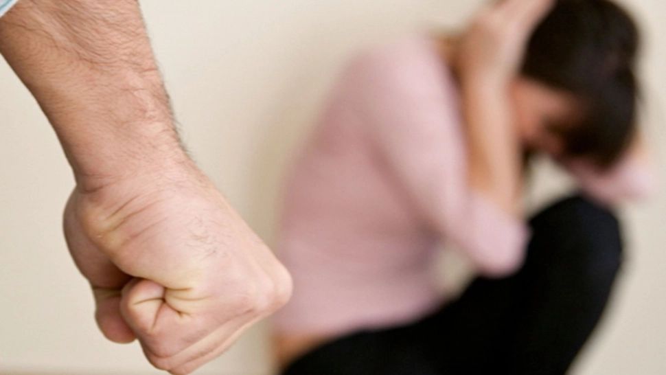 Femeie, amenințată cu moartea de fostul soț. Ce au descoperit polițiștii