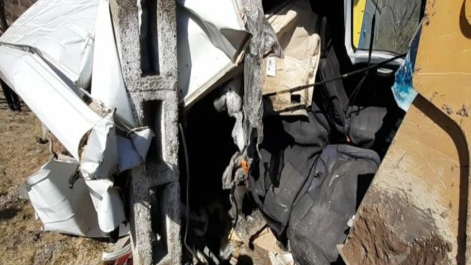 TRAGEDIE la Vulcan! Un MORT și un RĂNIT după ce o dubă a intrat într-un stâlp de electricitate