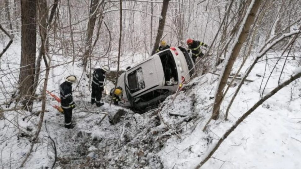 Zăpada le dă bătăi de cap șoferilor! Accident SPECTACULOS la ieșirea din Moreni - O mașină a derapat și s-a răsturnat în pădure