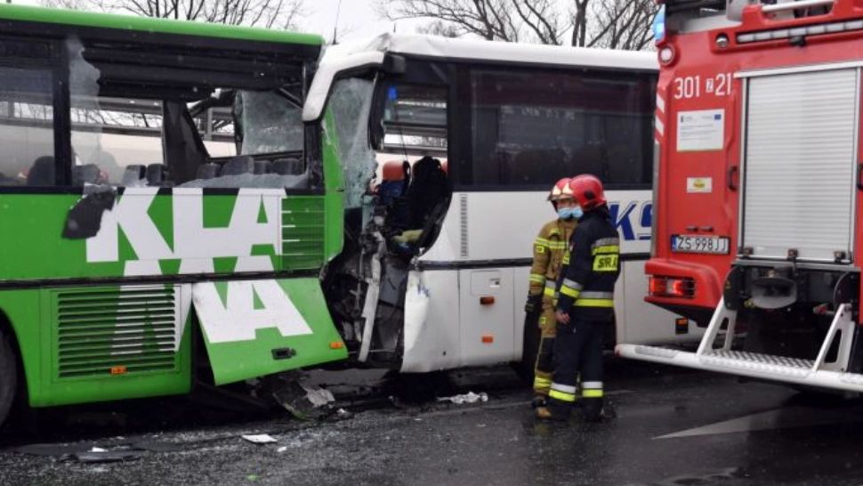Accident rutier grav - Peste 20 de oameni au fost răniți după ciocnirea VIOLENTĂ între două autobuze - IMAGINI șocante