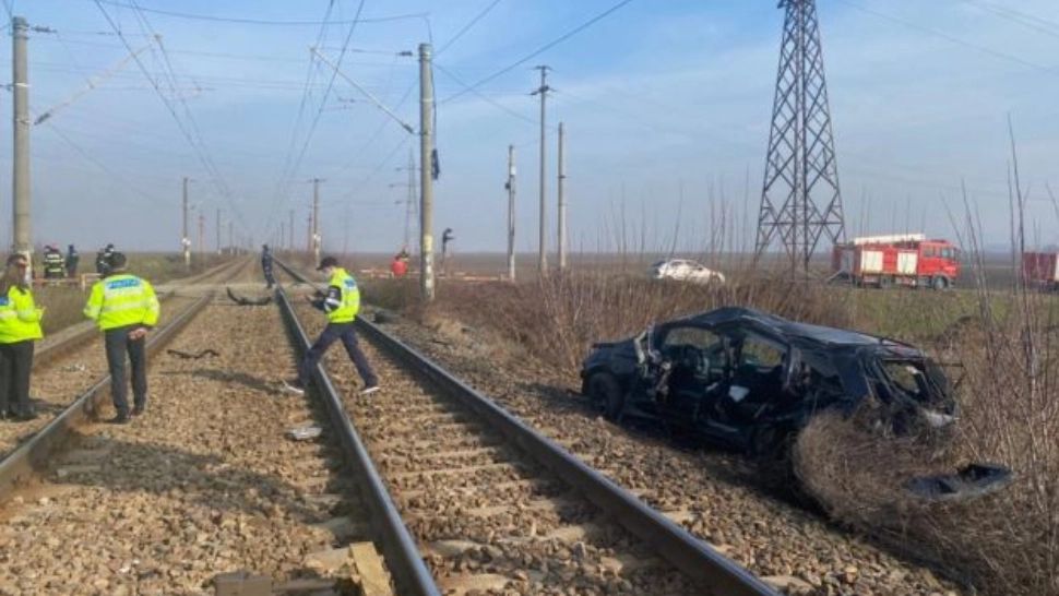 Accident CUMPLIT în Vrancea după ce o mașină a fost lovită de tren - Un bărbat a murit, iar fiica sa, de 10 ani, a fost rănită grav 