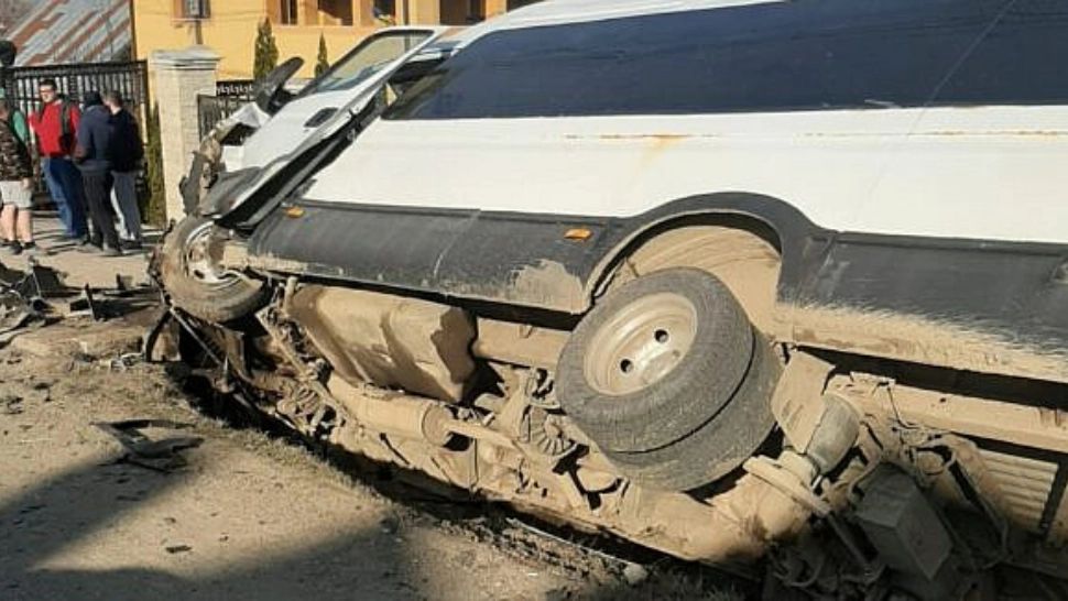 Accident grav - Două microbuze s-au ciocnit - 15 persoane implicate - A fost activat planul roșu de intervenție