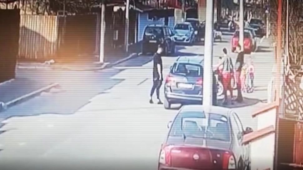 Fete ucise de o mașină scăpată de sub control. Imagini noi de la locul tragediei: momentul impactului - VIDEO ȘOCANT!