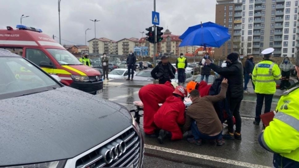 VIDEO Accident grav la Cluj-Napoca, 2 adolescente lovite în plin, pe trecerea de pietoni