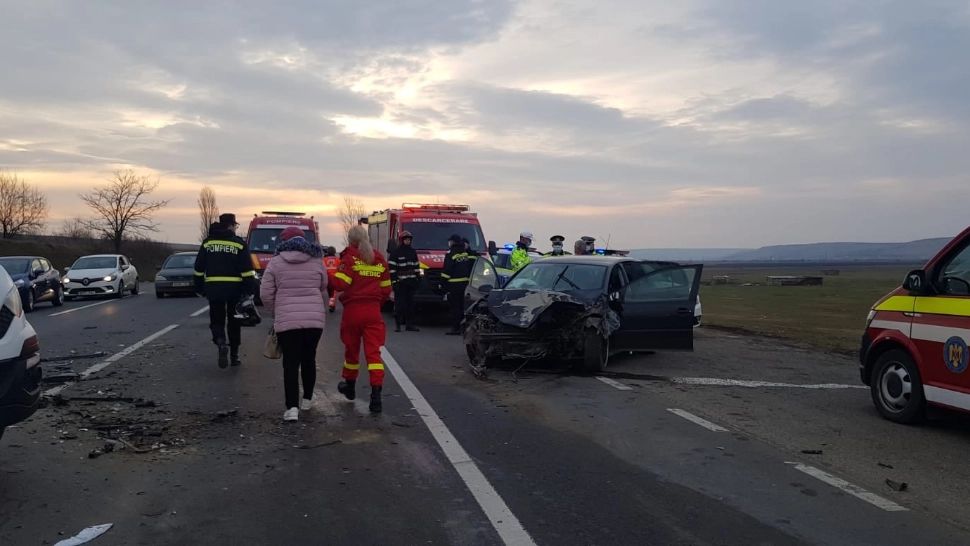FOTO Accident grav - Un microbuz care transporta muncitori s-a ciocnit violent cu un alt autoturism - 11 victime
