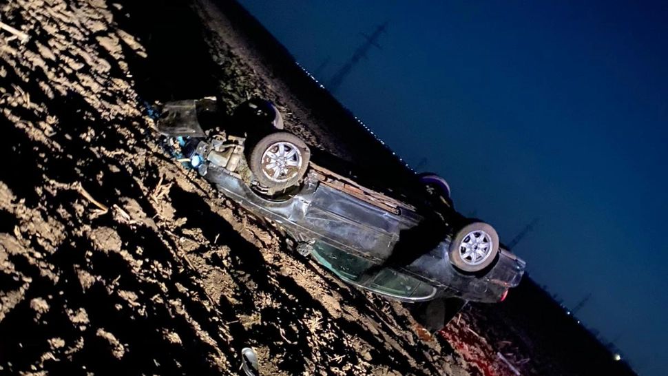 Abia a ieșit din închisoare și s-a răsturnat cu mașina în șanț, în timp ce fugea de poliție