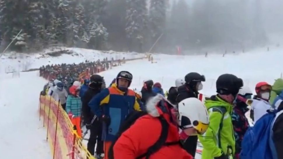 Aglomeraţie în Poiana Braşov, în ultimul weekend dinainte de intrarea în vigoare a restricțiilor 