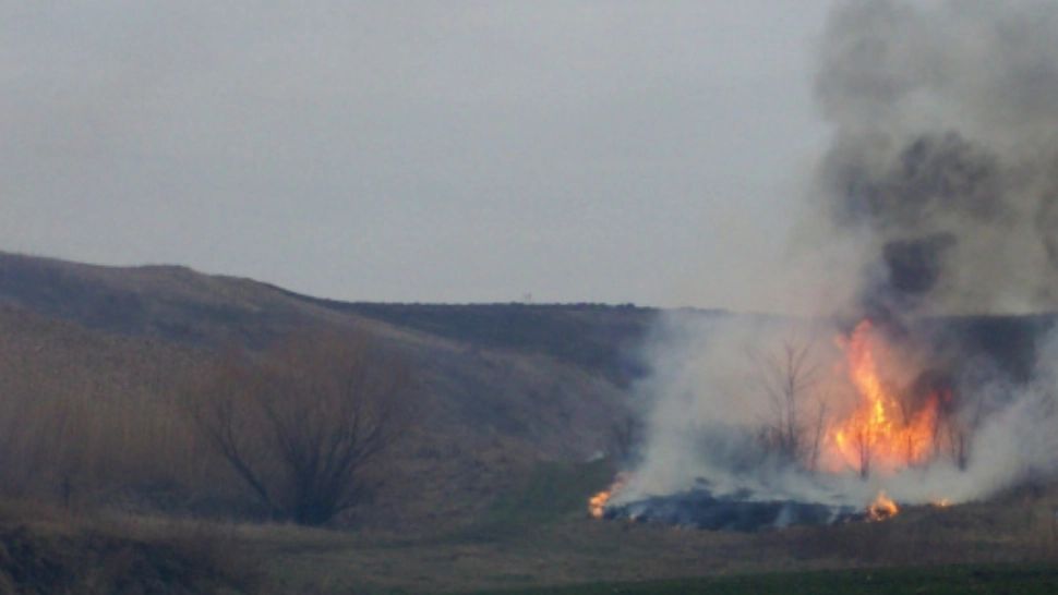 Încă o "tradiție" sancționată. Arderea vegetației uscate și a resturilor, interzisă și amendată de Garda de Mediu