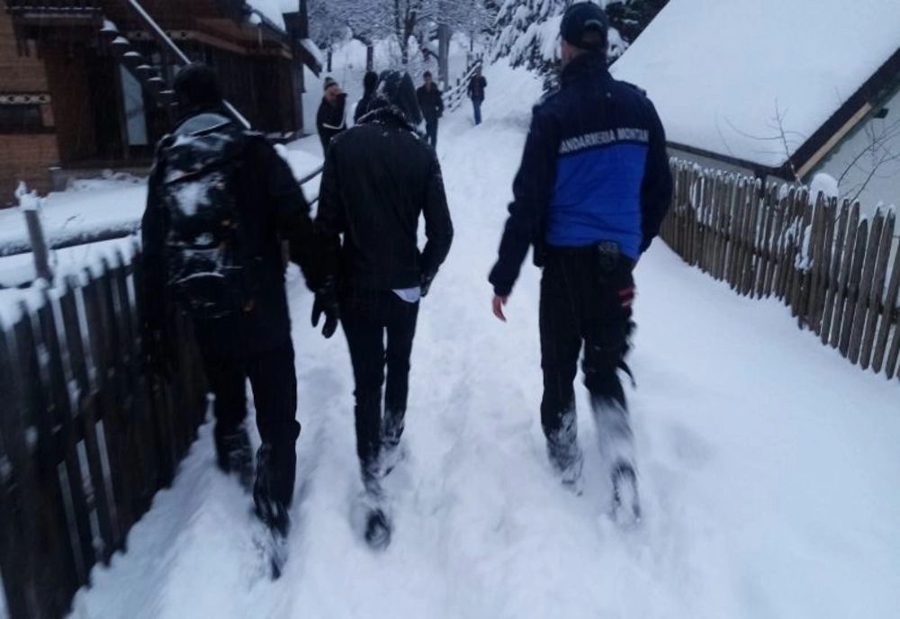 VIDEO Intervenție mai puțin OBIȘNUITĂ a jandarmilor brașoveni: Un bărbat a încercat să se sinucidă, la Zărnești