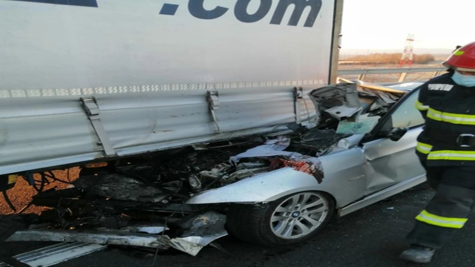 Accident teribil în județul Timiș: mașină strivită sub un TIR, șoferul a murit