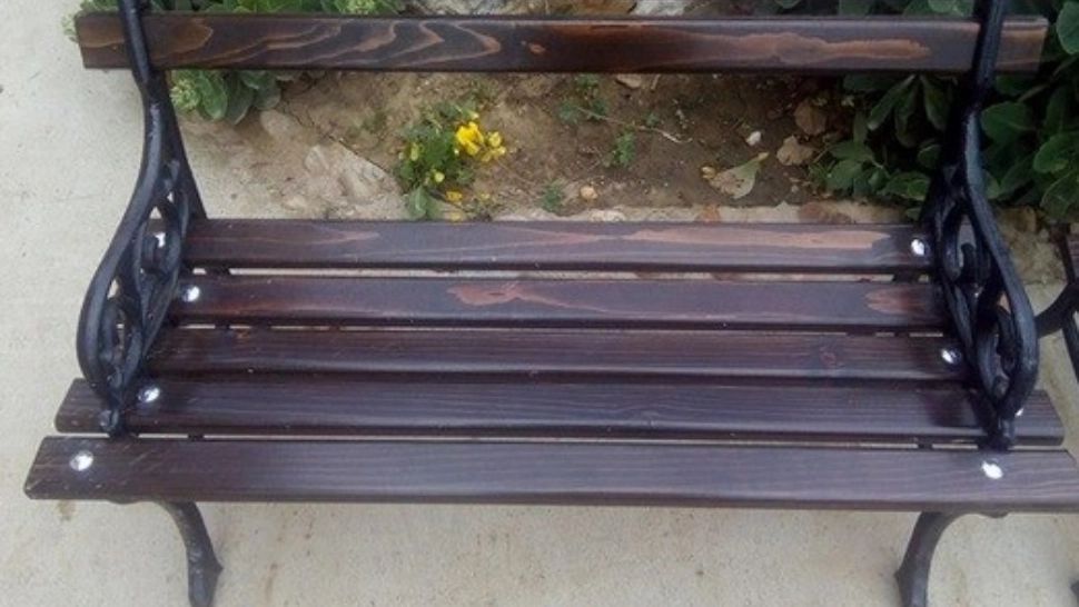 Un mort și un rănit, după ce un șofer a pierdut controlul volanului și a intrat cu mașina pe trotuar. Victimele se aflau pe o bancă