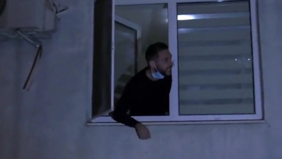 Scene halucinante, la Constanța: Fiul unui bărbat mort de Covid, HUIDUIT de protestatari la geam