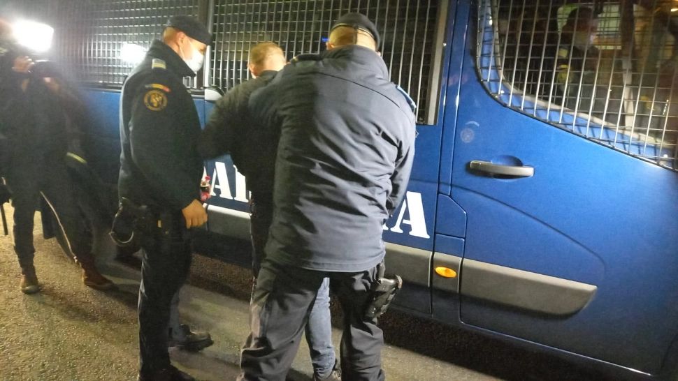 14 dintre manifestanții violenți de la protestele antirestricții din martie, arest la domiciliu