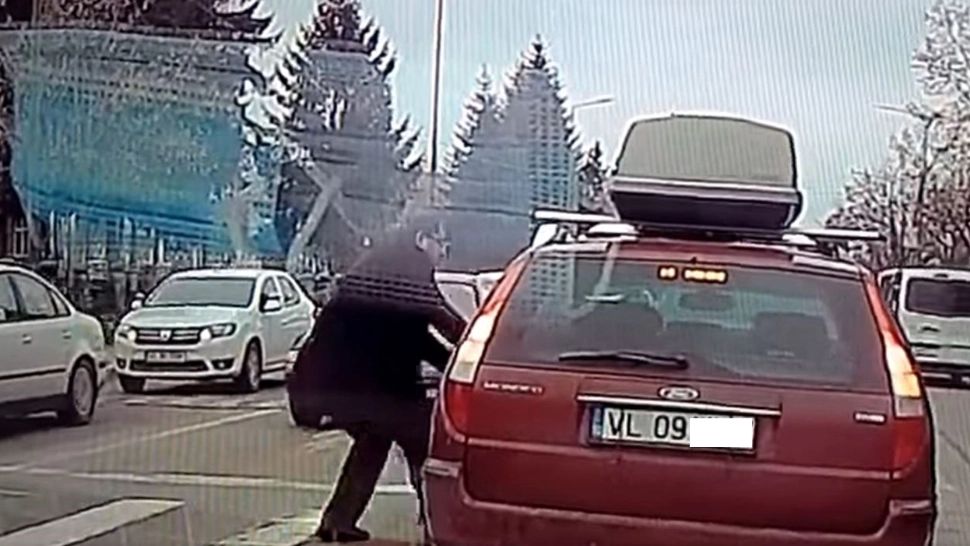 VIDEO - Altercație în trafic - Doi șoferi s-au luat la bătaie, în Râmnicu Vâlcea
