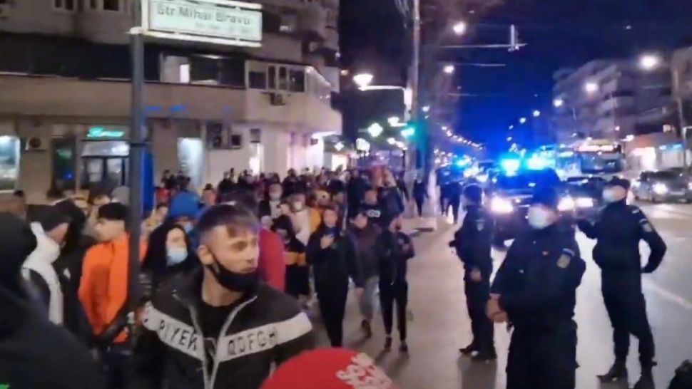 VIDEO | Mai multe sute de persoane din Brăila au protestat împotriva noilor restricții impuse de autorități