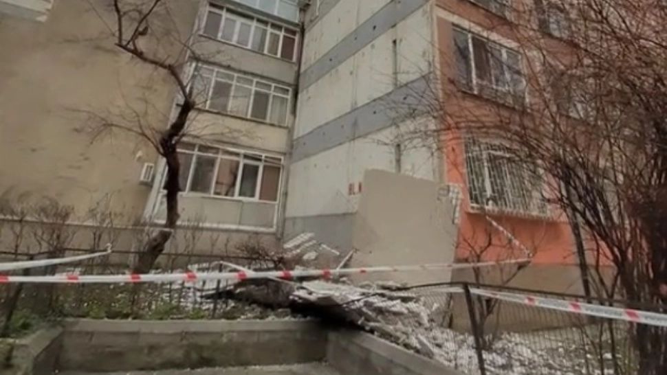 Incident șocant, în Capitală: fațada unui BLOC s-a prăbușit