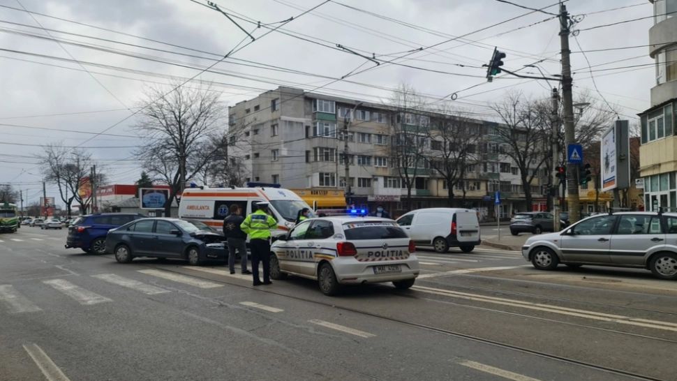 Ambulanță implicată într-un accident, în municipiul Brăila. Circulația tramvaielor, OPRITĂ