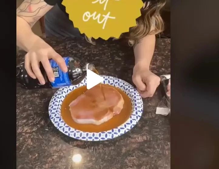 VIDEO - Ce se întâmplă dacă pui cola peste carnea crudă de porc - Nu o să mai mănânci niciodată friptură după ce vezi asta