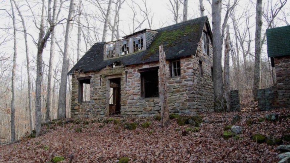 A găsit o casă părăsită, a intrat în ea şi, câteva secunde mai târziu, a regretat AMARNIC. Era...