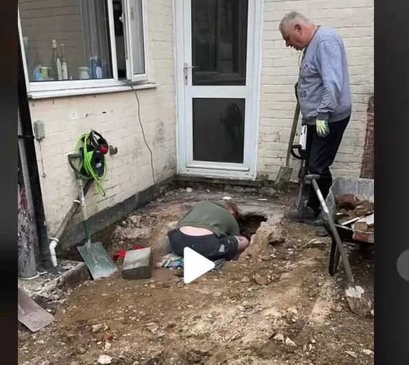 VIDEO – Au descoperit din întâmplare ceva uluitor chiar în curtea casei – Au demarat operațiuni ample după asta