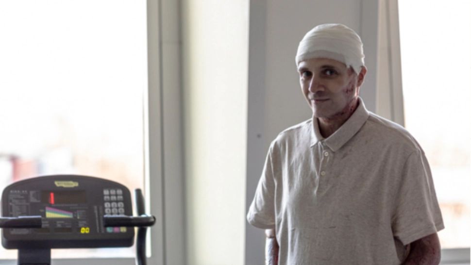 Primele imagini cu medicul rănit în incendiul de la Piatra Neamț. Cătălin Denciu: „Urmez o mulțime de ședințe pentru a învăța să-mi mișc coatele din nou”