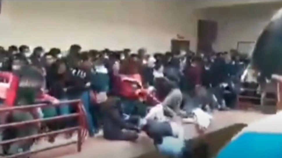 VIDEO - Cinci studenți au murit după ce au căzut de la etaj, în interiorul unei universități din Bolivia