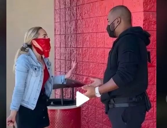 VIDEO - Ce a putut să-și pună o tânără la gură, în loc de mască - Polițiștii au rămas înmărmuriți