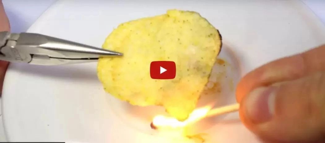 VIDEO – Ce se întâmplă când dai foc unui chips. Experimentul care îți dă fiori