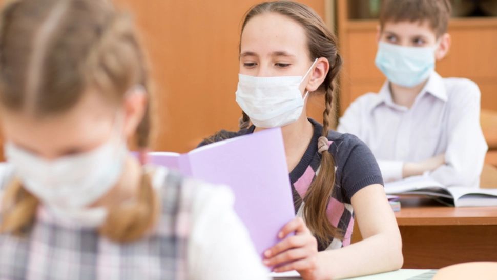 Peste 2.000 de infectări în școli de la începerea cursurilor „față în față” - mai multe la angajați decât la elevi. CÂTE clase intră în regim ONLINE