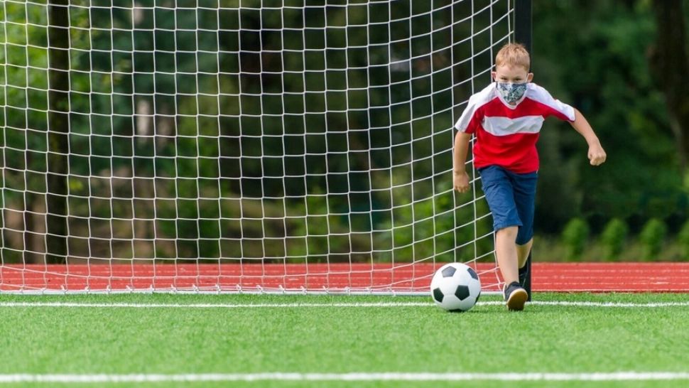 Elevii ar putea scăpa de MASCĂ la orele de sport. În ce condiții