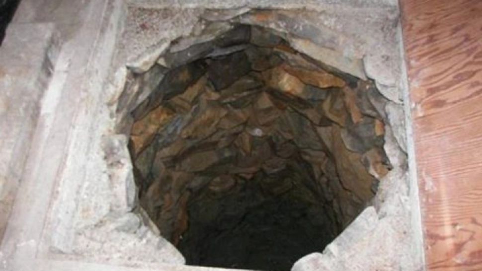 Cumpărase o casă ieftină, dar a descoperit o gaură adâncă în pardoseală. E şocant ce a găsit acolo
