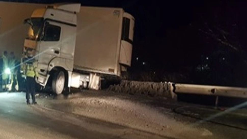 Trafic blocat lângă localitatea Cheia, județul Prahova: Un TIR plin cu bere a derapat din cauza ninsorii