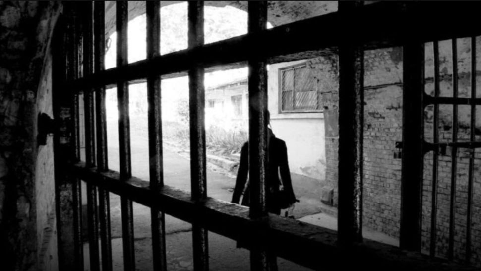  Mama unui deținut și-a dat FOC în fața Penitenciarului Ploiești - Femeia primește îngrijiri medicale la fața locului