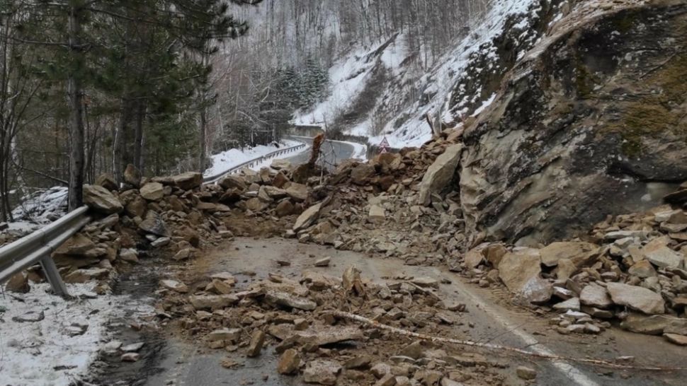 Video: Detonări controlate la Siriu, pentru a stopa dezastrul de pe DN10