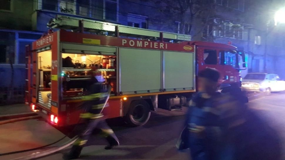 Locatarii unui bloc din Găești, evacuați de URGENȚĂ din cauza unui incendiu. O persoană a făcut atac de panică