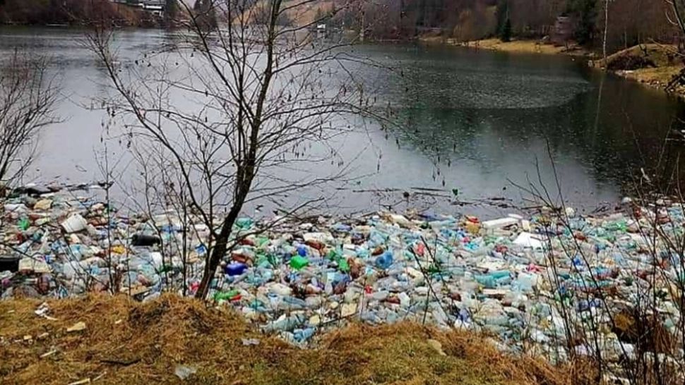 Imagini dezolante și sute de GUNOAIE, pe un lac de acumulare din Argeș