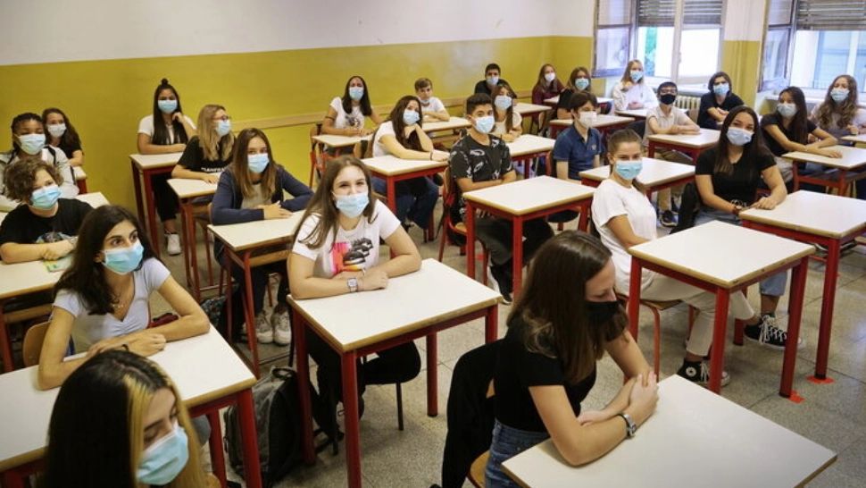 Anunțul ministrului Educației. Câți elevi încep de miercuri cursurile cu prezența fizică 