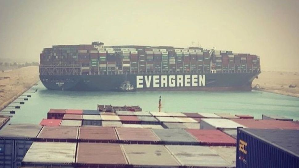 Un miliard de dolari. La atât sunt estimate pierderile cauzate de blocarea Canalului Suez de nava Evergreen