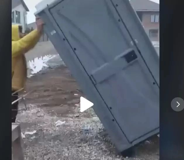 VIDEO - Cea mai proastă glumă de pe șantier - Ce au putut să-i facă muncitorii unui coleg