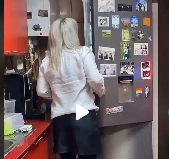 VIDEO – Cea mai tare farsă făcută de un român – Ce se întâmplă când îi deschizi frigiderul – A băgat sperieții în toată familia