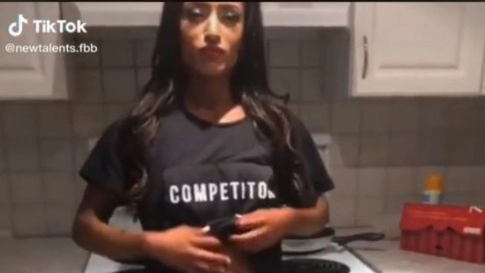 VIDEO – Prietenii au provocat-o să își dea jos tricoul. Când l-a ridicat, toți au rămas cu gură căscată și au regretat că au provocat-o